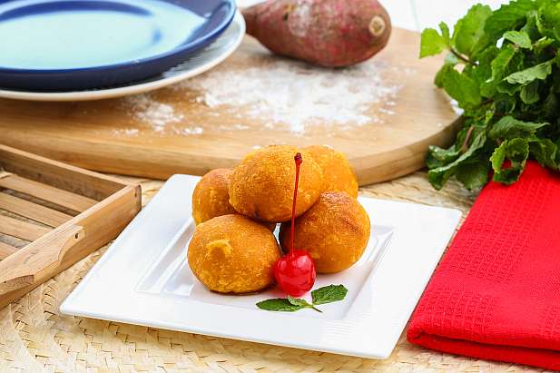 Bola-Bola Ubi Pisang Saus Yoghurt