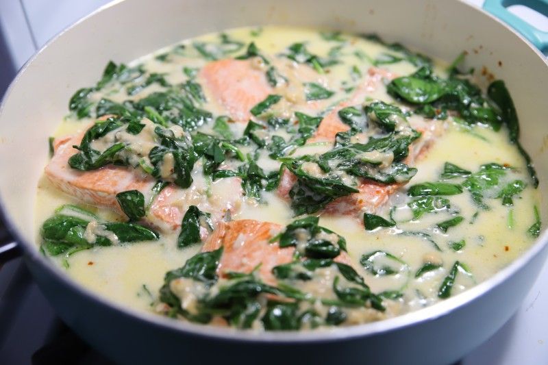 Kenalkan Si Salmon yang Tinggi Protein: Creamy Spinach Salmon